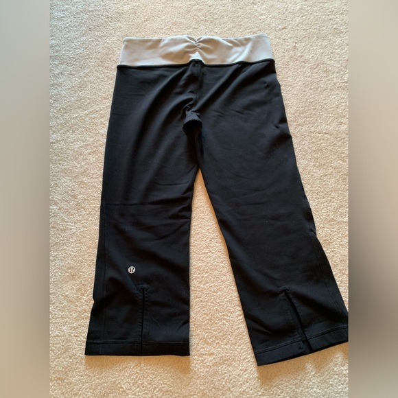 Lululemon spandex crop pants, size 8 - Picture 2 of 4